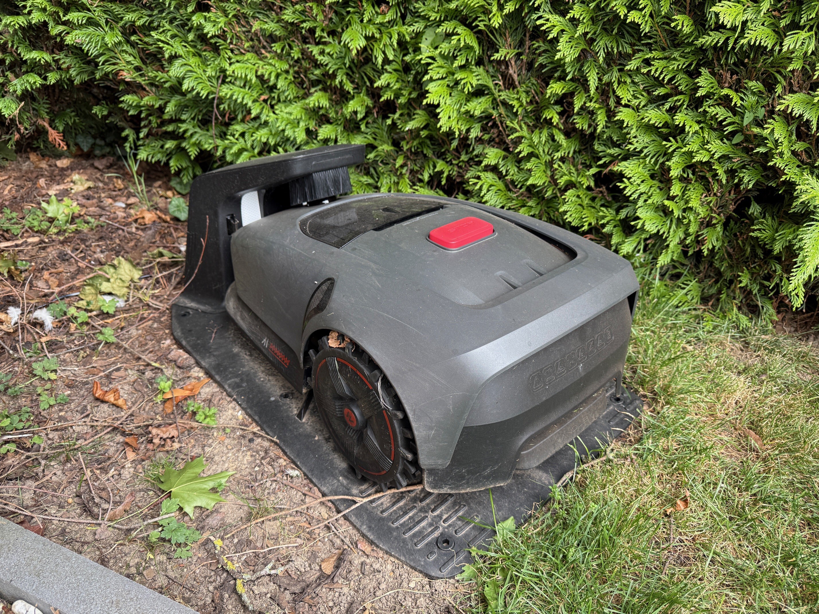 Unverschlüsseltes WLAN ohne Firewall für Rasenroboter